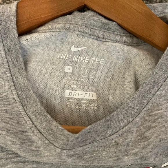 Men’s Nike T-shirt Gray Dri-Fit Athletic Cut shattered swoosh Logo Small - Picture 3 of 4